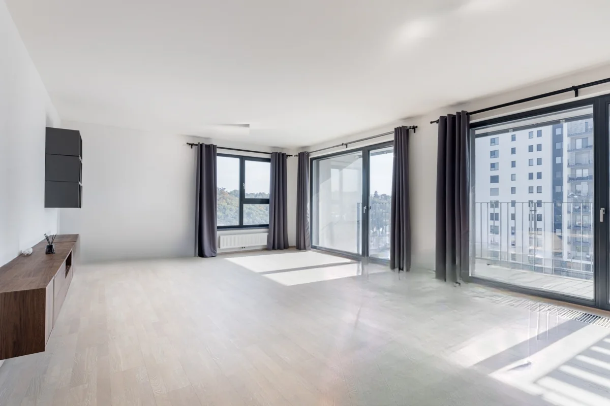 Prázdný obývák před home stagingem